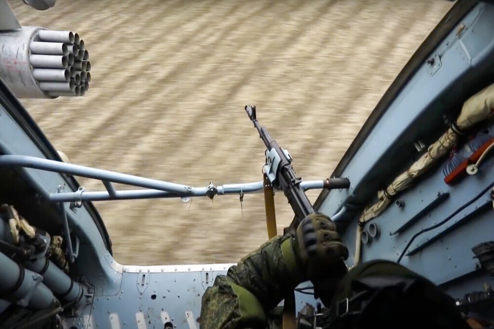 烏克蘭官兵搭乘直升機前往巡邏。（美聯社）