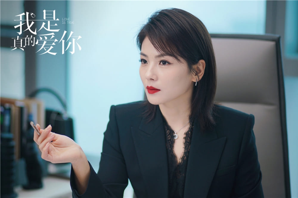 劉濤在《我是真的愛你》裡飾演不喜歡小孩的頂客族，詮釋女性面對職場及家庭生活的不易。（取自微博）