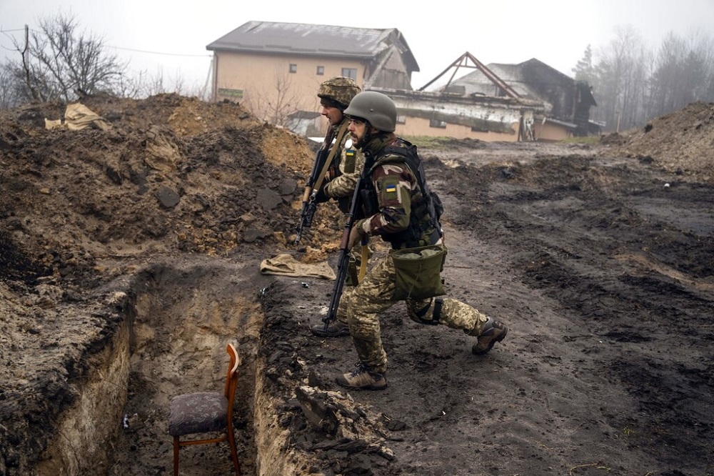烏克蘭軍人1日在基輔郊區附近作戰。（美聯社）