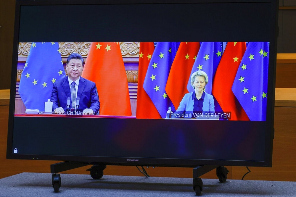 中國國家主席習近平與歐盟執委會馮德萊恩。（美聯社）
