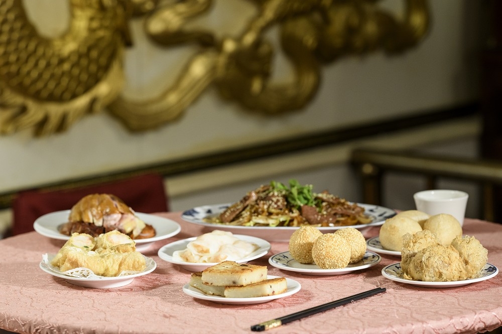 「金獅大酒樓」菜單上的飲茶點心與粵菜佳餚加起來上百道，想要宴請賓客也有澎湃的宴席菜。（李昆翰攝）