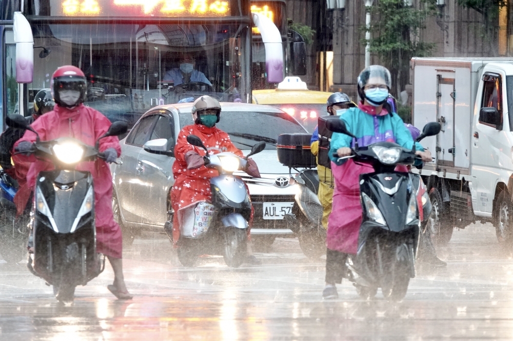 受大陸冷氣團及華南雲雨區東移影響，全台3日濕冷。（資料照片／王侑聖攝）