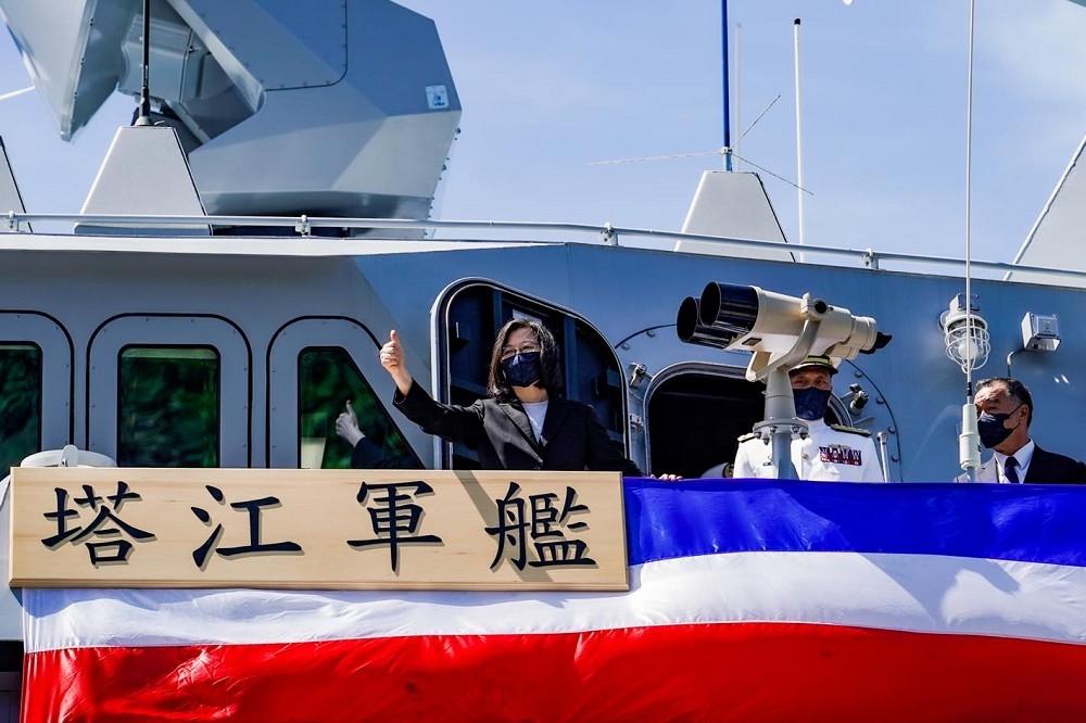 海軍塔江軍艦服役6個月以來，砲控系統、雷達系統等小狀況不斷。圖為2021年蔡總統登塔江軍艦。（取自海軍臉書）