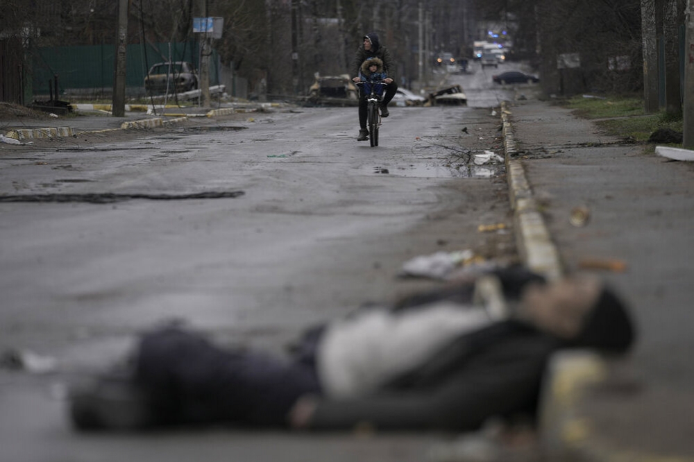 基輔郊外城鎮布查，市區街道隨處可見平民遺體。（美聯社）