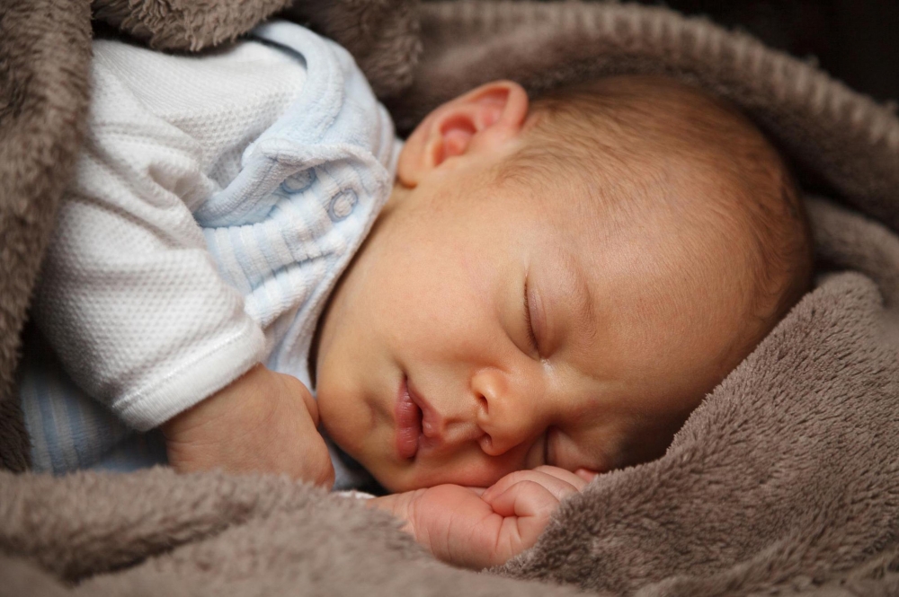嬰兒的作息與成人不同，照顧新生兒的父母經常面臨體力不支的問題。（pixabay）