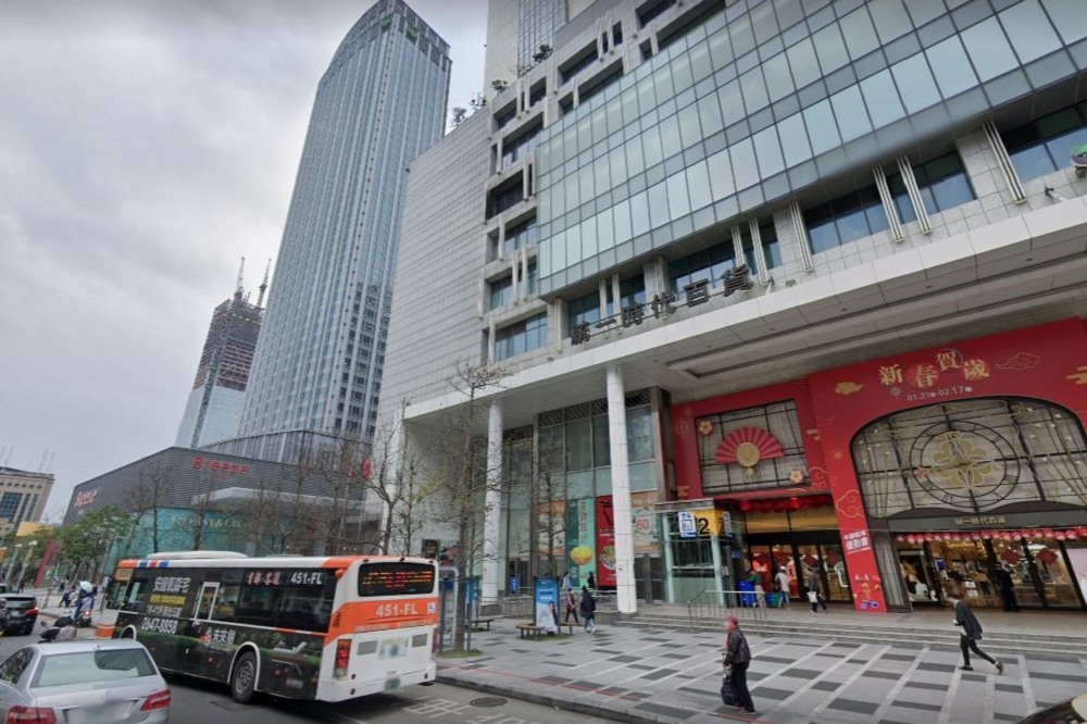 台北市信義區統一時代百貨、微風信義等多個百貨都傳出確診者足跡。（擷自Google Maps）