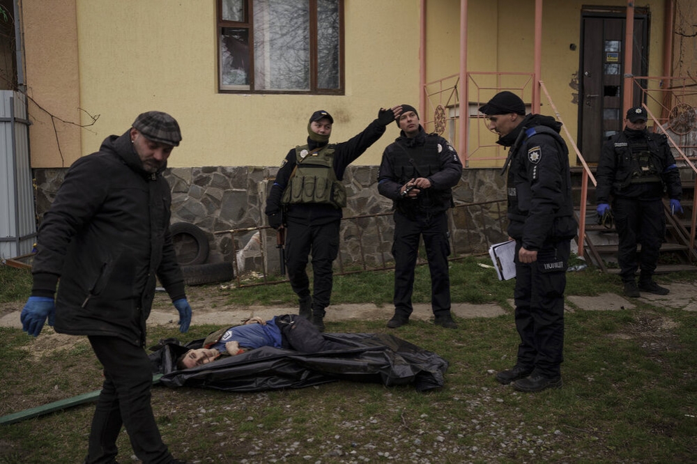 烏克蘭地面部隊協助安葬布查死亡平民的遺體。（美聯社）