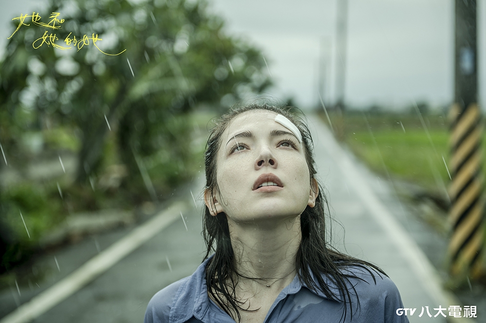許瑋甯在新戲《她和她的她》雨中狂奔的唯美畫面。（八大電視提供）