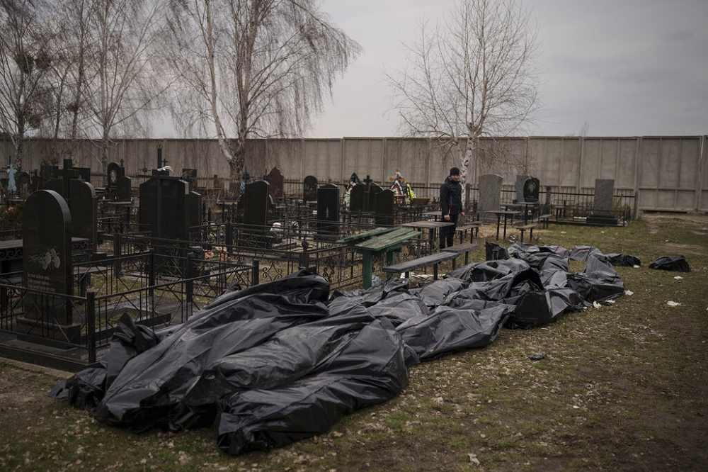 俄軍在布查屠殺至少300名平民，圖為等待埋葬的受難者遺體。（美聯社）