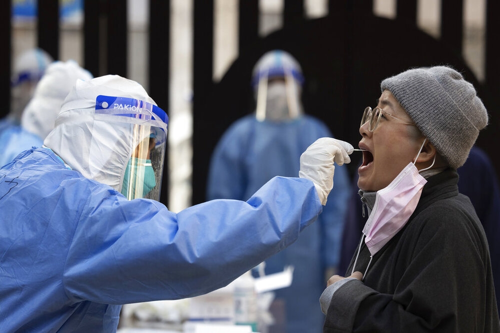 上海持續加速進行居民核酸篩檢與封城管制。（美聯社）