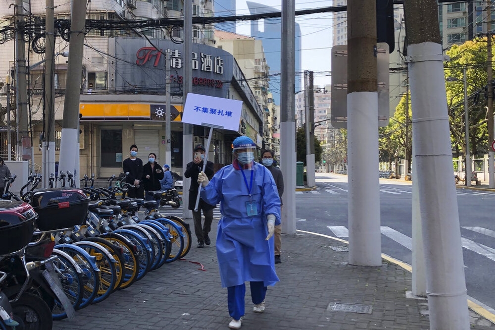 上海市維持封城管制狀態，持續對居民進行核酸篩檢。（美聯社）