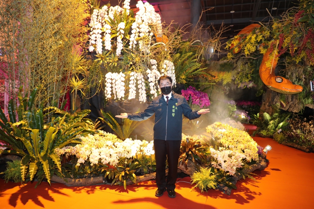 國際蘭展遍地開花，市長黃偉哲讓萬多株花材分別佈置於大台南共38處地點，讓府城的春天更嬌豔。（方士華攝）