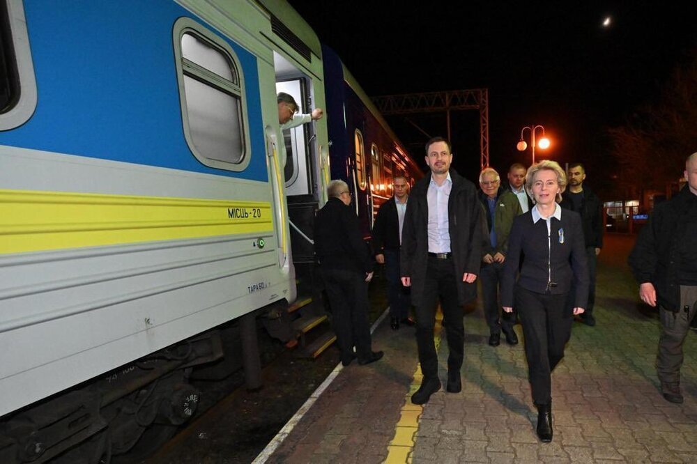 歐盟執委會主席馮德萊恩（右）8日搭乘火車前往基輔訪問。（圖片取自馮德萊恩推特）