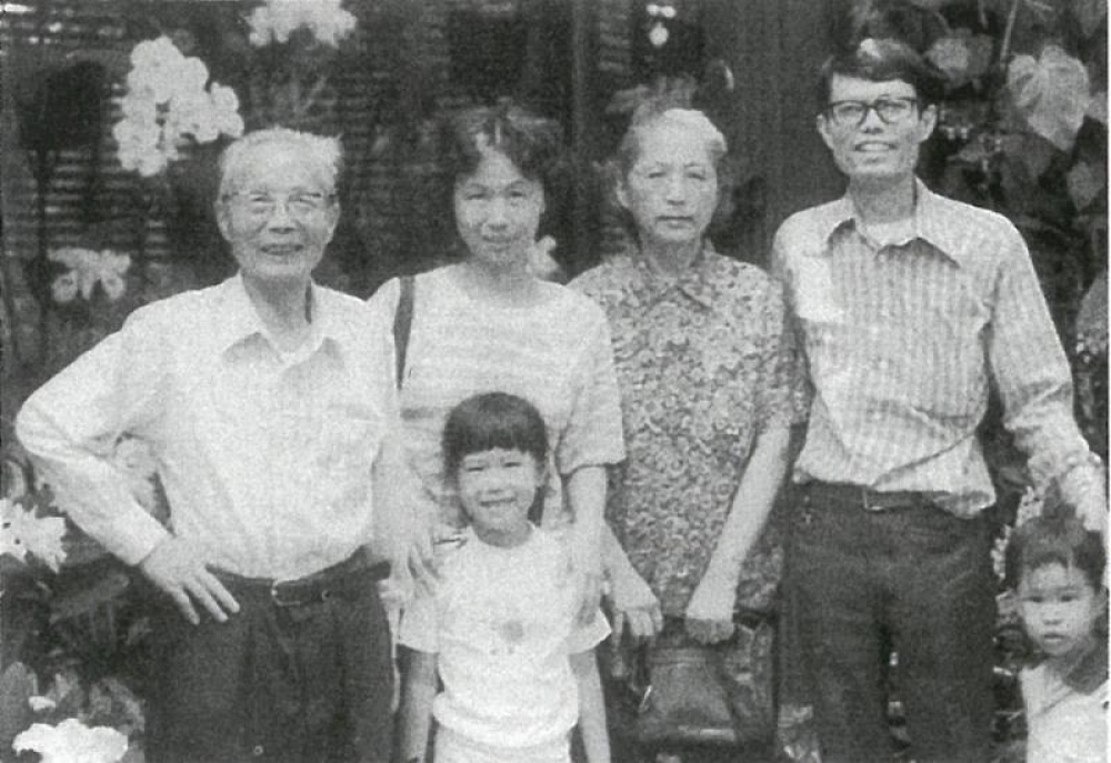 徐復觀（左一）與家人於一九八一年合照。（圖片翻攝自黎漢基、曹永洋編《徐復觀家書集》）
