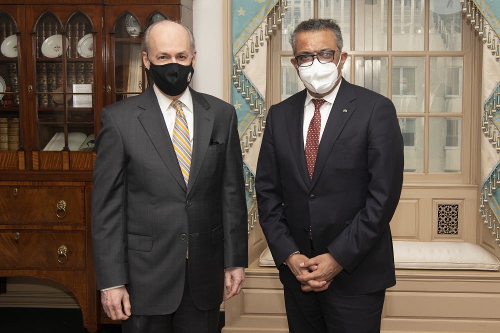 美國副國務卿麥肯伊（左）8日會晤世衛秘書長譚德塞（右），並向他表示美方力推台灣成為WHA觀察員。（取自Brian P. McKeon推特）