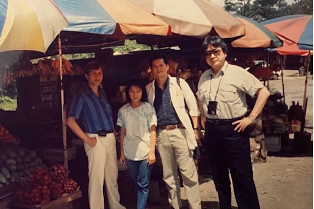新加坡文藝營後，作者（左一）與黃春明（右二）、陳映真（右一）在馬來西亞合影。（圖片由作者提供）