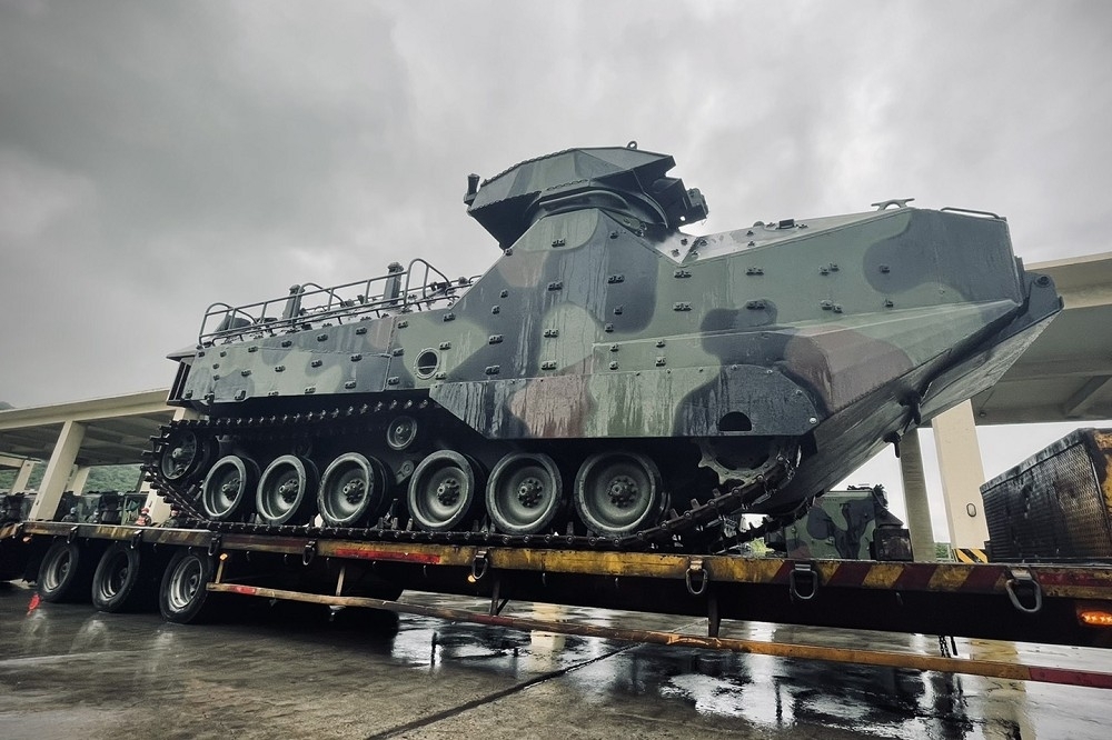 每逢颱風來襲，國防部總是必須針對淹水潛勢區及低窪地區部署AAV7兩棲突擊車。（國防部第四作戰區提供）
