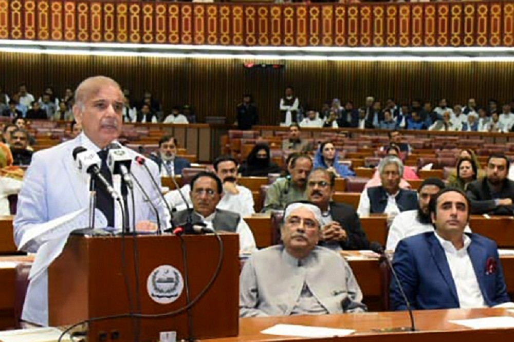 巴基斯坦新总理夏巴兹（左）11日在国会发表演说。（美联社）(photo:UpMedia)