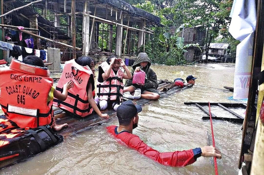 轻度台风袭击菲律宾中南部，造成58人因土石流丧命。（美联社）(photo:UpMedia)