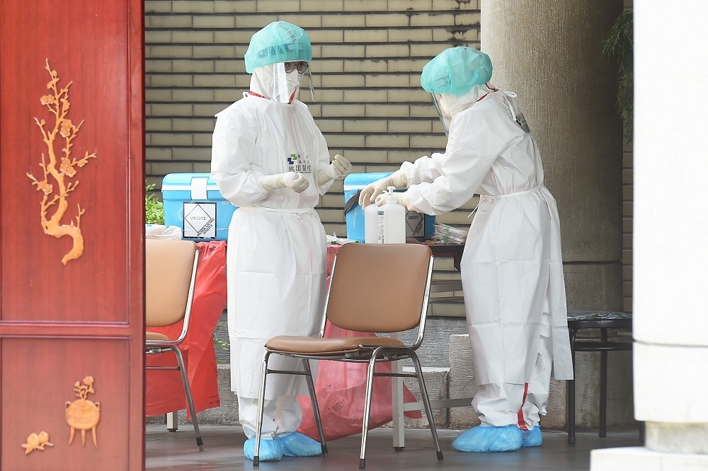 台灣疫情再起，民眾也瘋買防疫保單。（資料照片／張哲偉攝）