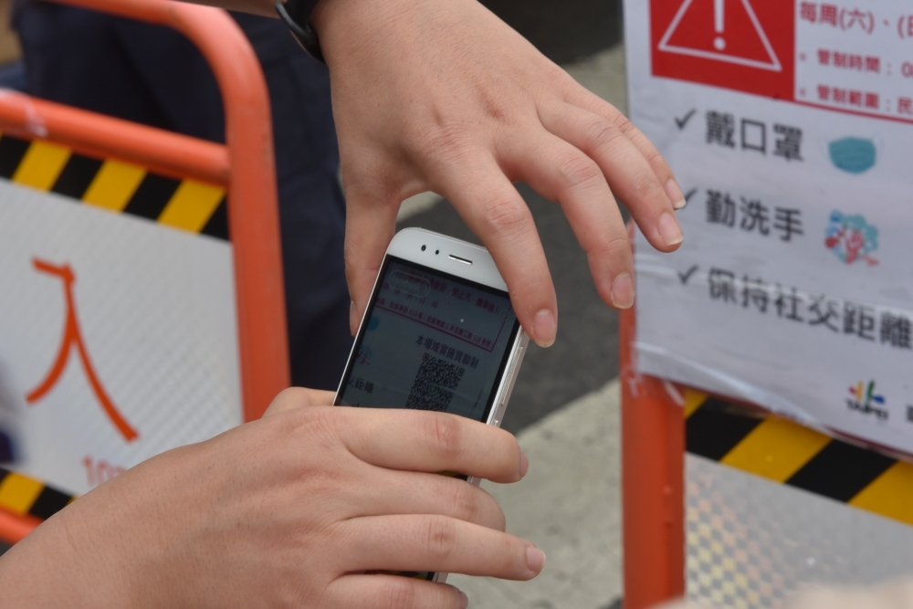 陳時中日前表示，若「台灣社交距離App」逾1300萬人下載，將考慮取消掃QR的實聯制。（資料照片／蔣銀珊攝）