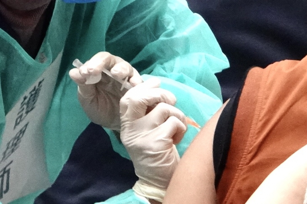 台北市1名陳姓女子因施打AZ疫苗出現血栓症狀，經衛福部審議核予250萬元救濟金。（王侑聖攝）