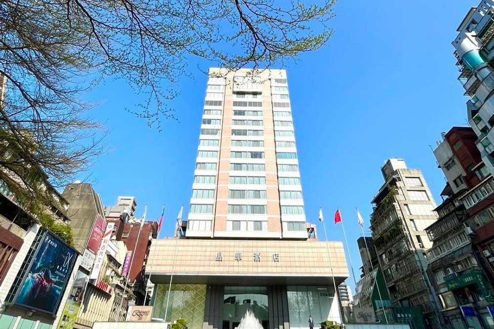 台北市15日增140例確診個案，多間知名飯店傳出確診者足跡。圖為晶華酒店外觀。（取自晶華酒店臉書）
