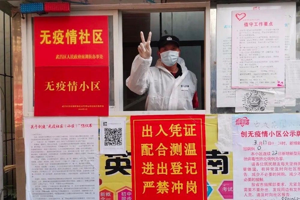 所有上海的检测医生、居委、社区物业都超负荷运转，基层一线已经承担了远超自己能力的任务，官方却仍说要创建「无疫社区」。（图片取自中国数字时代）(photo:UpMedia)