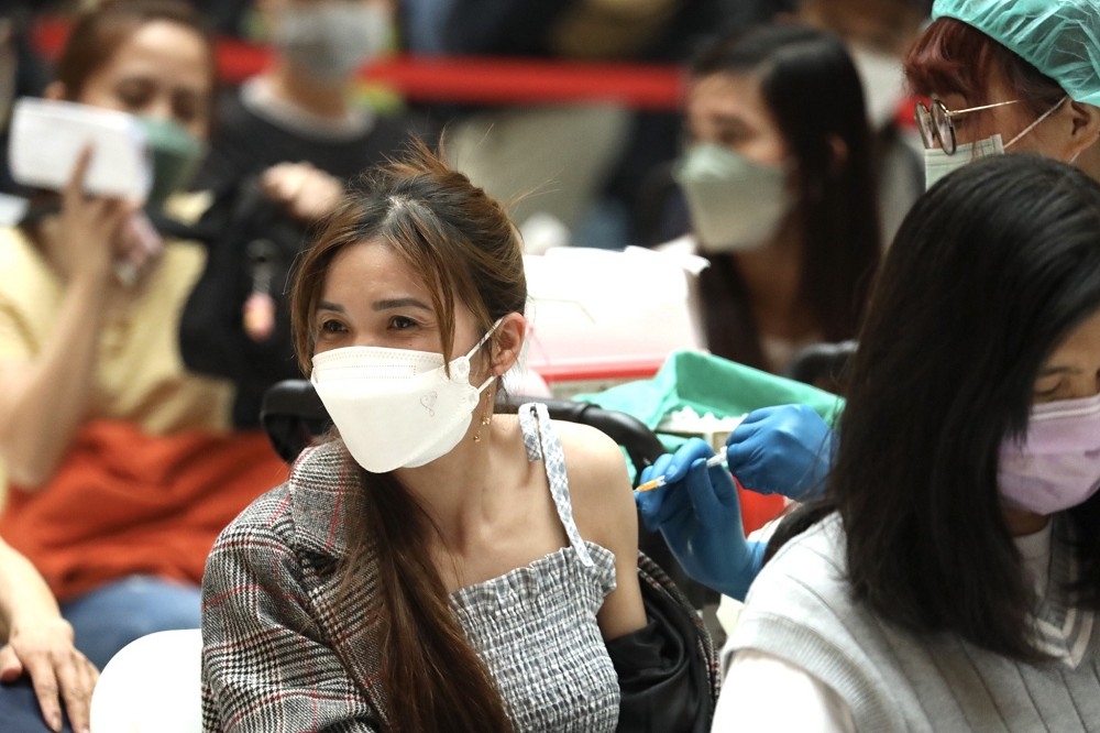 國內16日新冠肺炎確診再破千例，其中本土高達1199例，台北車站再現打疫苗人潮。（王侑聖攝）