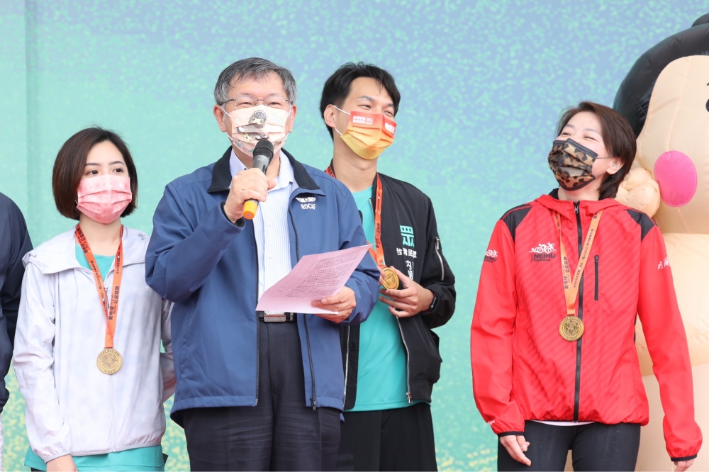 台北市長柯文哲與副市長黃珊珊出席路跑活動，民眾黨北市議員參選人黃瀞瑩、陳宥丞也到場，引發「母雞帶小雞」聯想。（王侑聖攝）