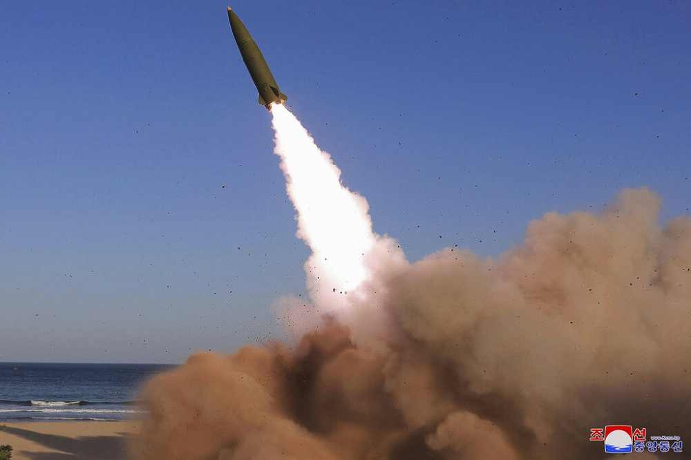 北韩试射「新型战术导向武器」。（美联社）(photo:UpMedia)