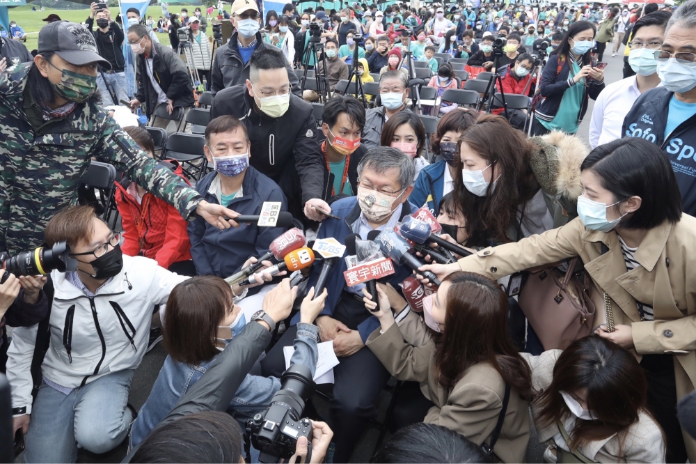 台北市長柯文哲17日上午參加路跑被媒體包圍採訪，不料下午就傳出柯曾與確診者接觸恐遭居隔。（王侑聖攝）