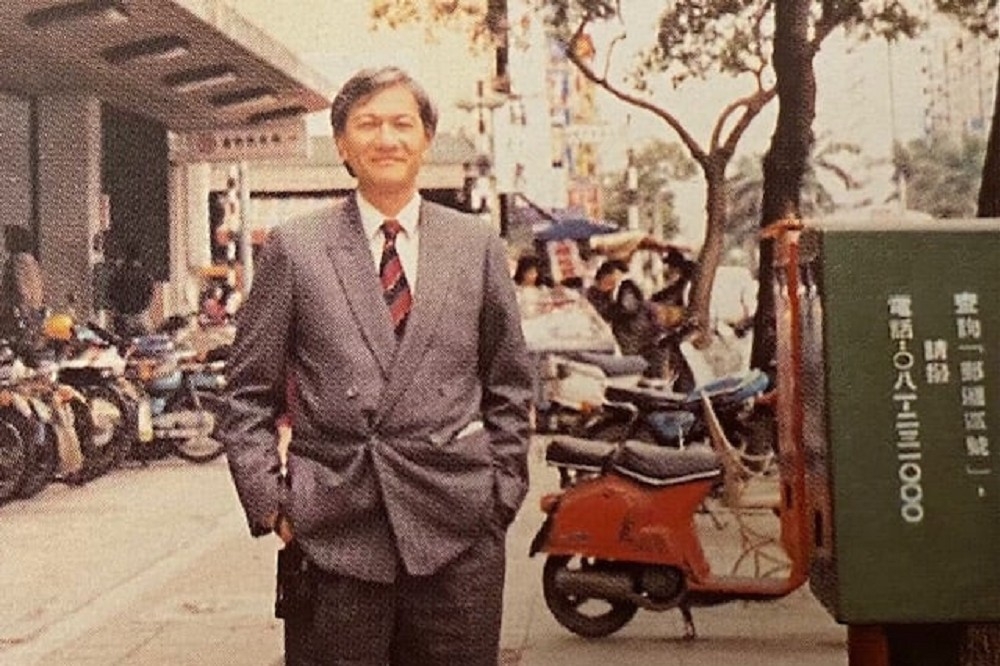 1988年3月作者攝於在台北街頭。（圖片由作者提供）
