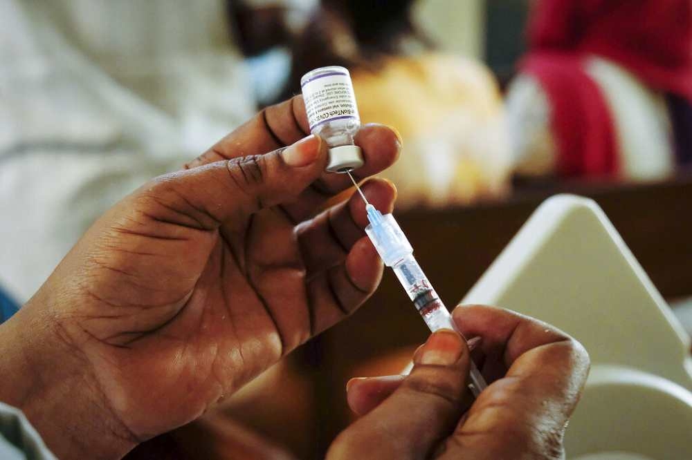 医护人员正在准备辉瑞疫苗。（美联社）(photo:UpMedia)