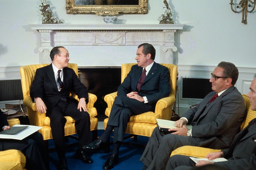 1972年11月29日，尼克森（中）、季辛吉（右）與南越政府代表會晤。 （CC BY 2.0 manhhai）