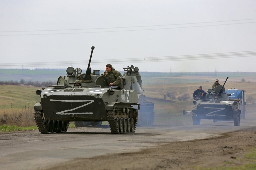 俄罗斯坦克在马立波道路上行驶。（美联社）(photo:UpMedia)