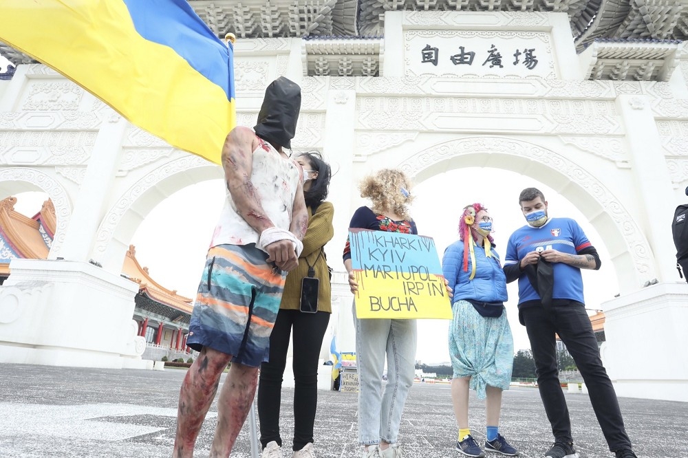 民眾17日在自由廣場舉行活動，聲援烏克蘭。（資料照片／王侑聖攝）