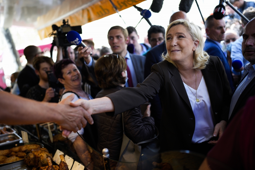 法国总统候选人勒庞（右）到传统市场拜票。（美联社）(photo:UpMedia)