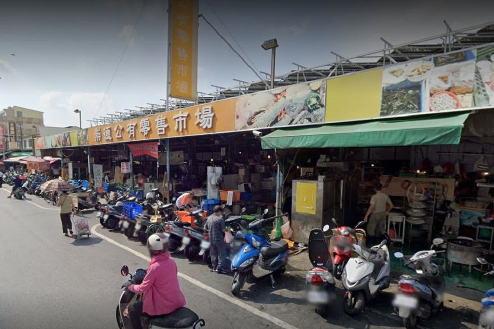 台南市20日新增23例本土確診，最新足跡包含：傳統公有崇德市場，台鐵等處。（取自Google Maps）