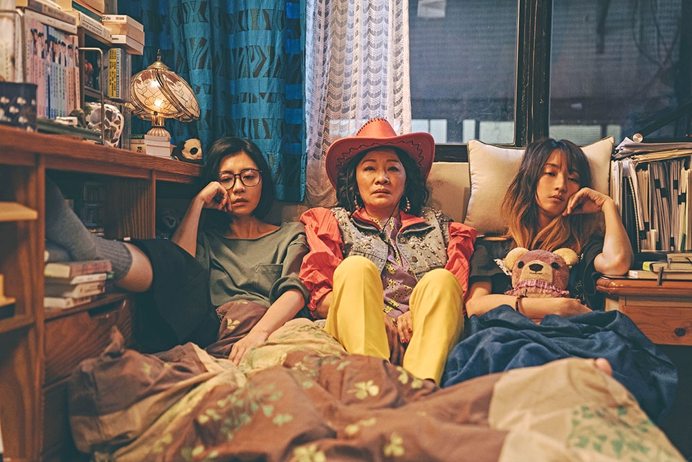 賈靜雯（左起）、比莉、柯佳嬿在《媽，別鬧了》飾演看不對眼的母女，有許多脫軌搞笑的演出。（Netflix提供）