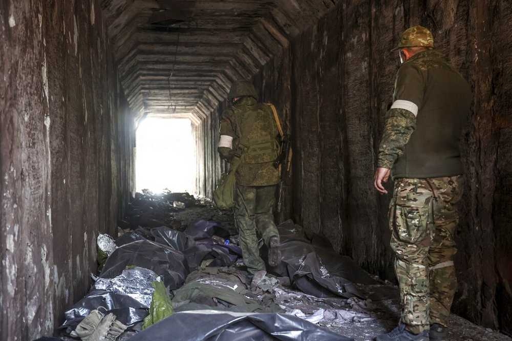 親俄民兵正在馬里烏波爾、俄軍控制的地區巡視。（美聯社）
