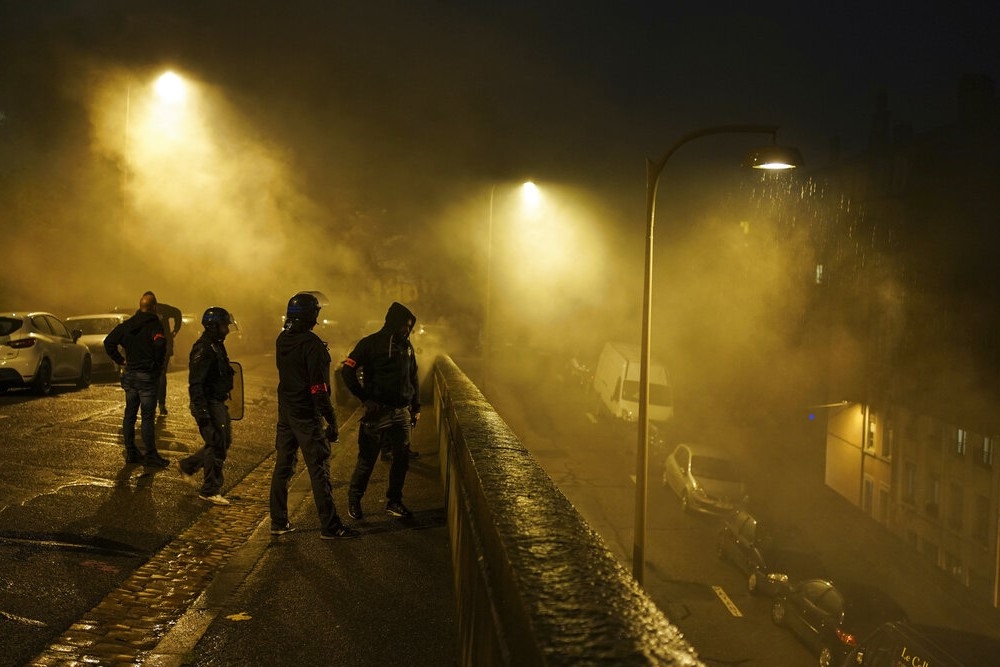 法国警方身后催泪瓦斯烟雾弥漫。（美联社）(photo:UpMedia)