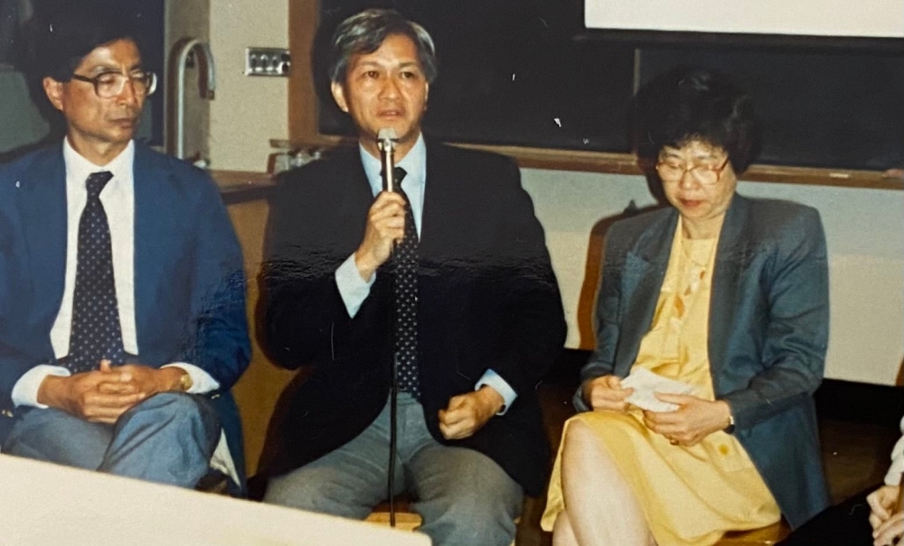 六四後作者前往溫哥華參加當地支援中國民運團體的座談會，旁為李柱銘與陳若曦。（圖片由作者提供）
