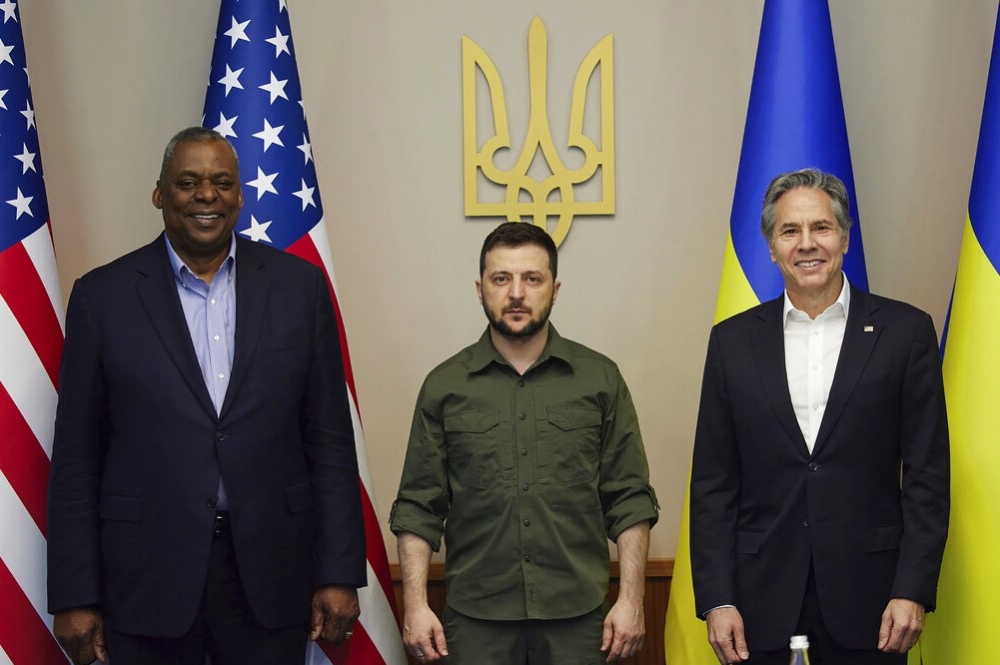 美國國務卿布林肯（右）國防部長奧斯汀（左）會見烏克蘭總統澤倫斯基。（美聯社）