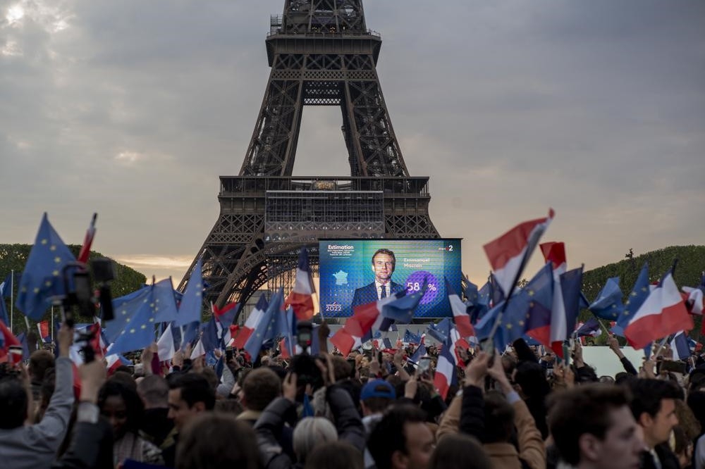 法國總統大選結果出爐，馬克宏的支持者開心慶祝勝選。（美聯社）