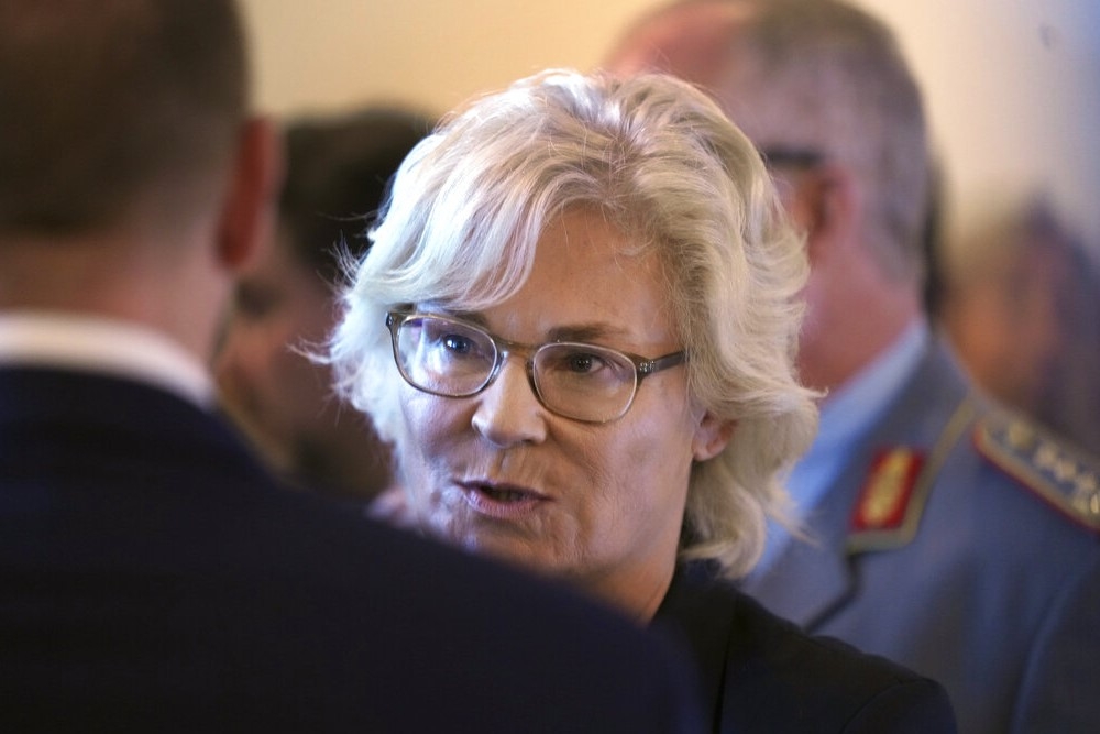德國防長蘭布雷特於「拉姆施泰因空軍基地」會見烏克蘭安全協商小組。（美聯社）