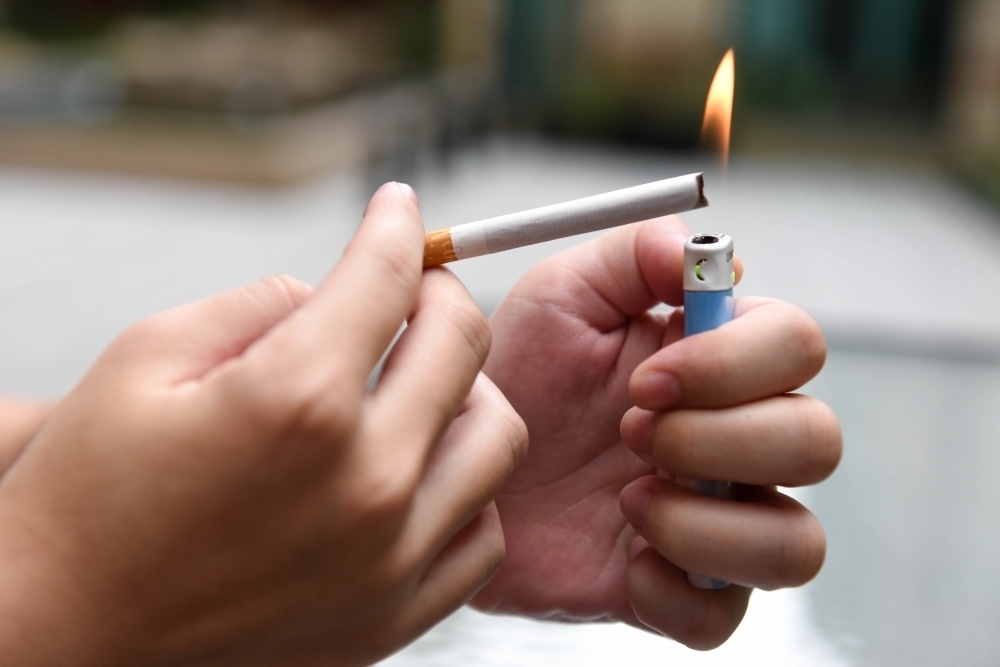 國健署聯手消基會抽測全國販菸業者違法販菸予未成年學子的情形。（資料照片／葉信菉攝）