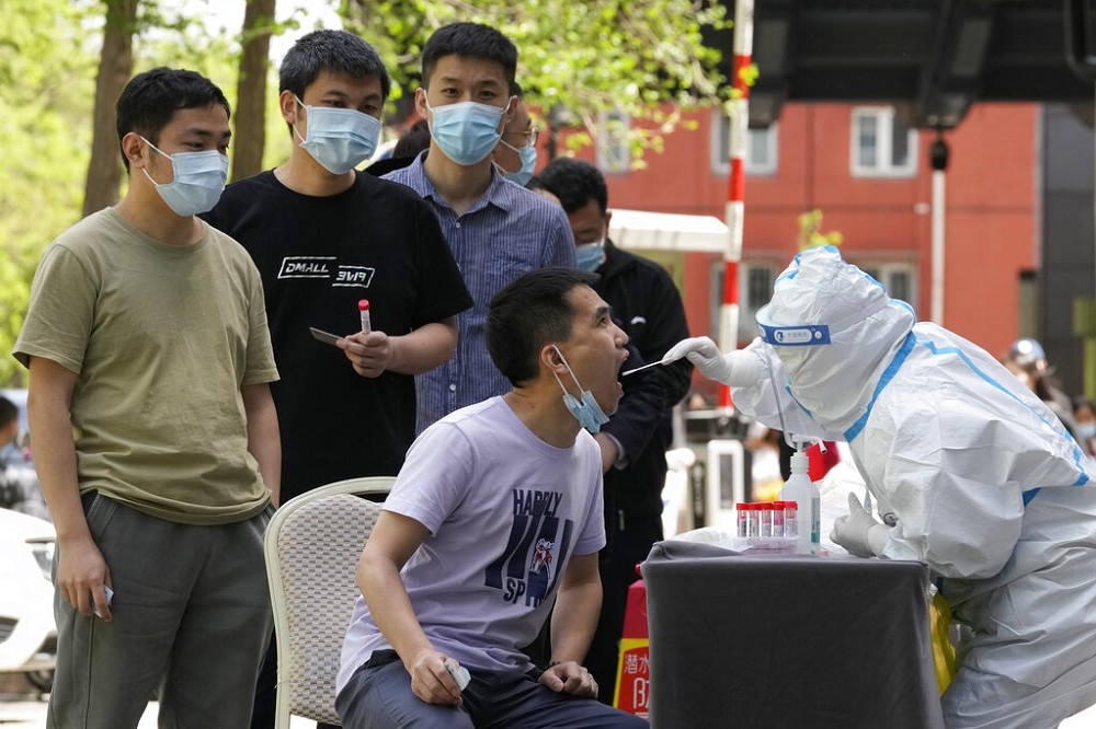 北京居民排隊接受檢測。（美聯社）