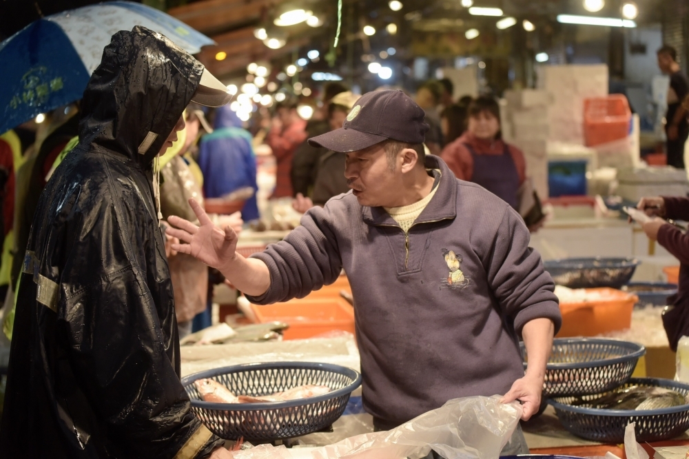 宜蘭縣日前延燒的魚販傳播鍊目前累積46人確診，該傳播鍊的魚販曾至基隆崁仔頂魚市場採買漁獲。（
資料照片／張哲偉攝）