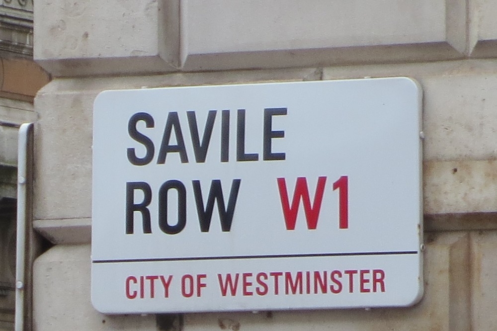 英國西裝店都集中在倫敦一條街，叫做Savile Row Street，音譯「西比露」。（維基百科）